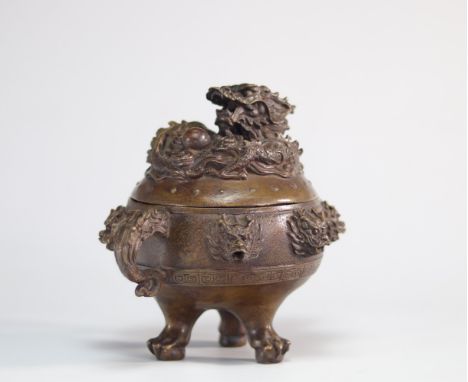Tripod perfume burner in bronze decorated with a dragon - Weight: 815 g - Shipping available - Region: Chine - Sizes: H 160 m