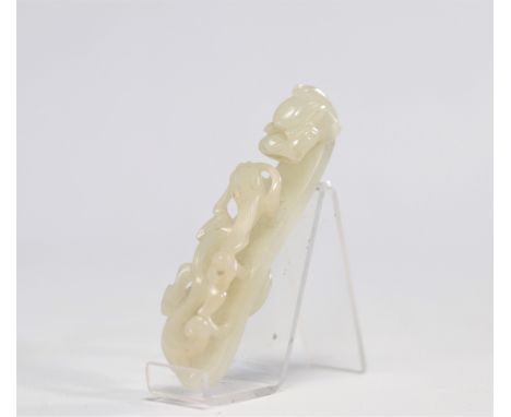 White jade fibula in the shape of a dragon looking at a Chilon - Weight: 37 g - Shipping available - Region: Chine - Sizes: L