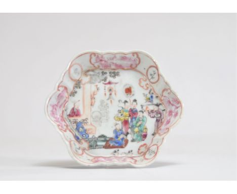 A Chinese porcelain dish decorated with characters from the Qianlong emperor period ((ä¹¾éš†) of the 18th century (more speci