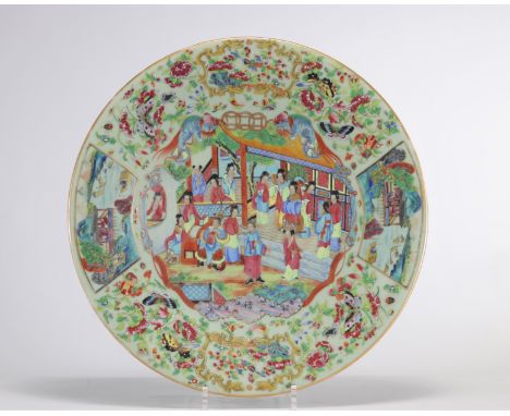 Large porcelain dish decorated with characters from CantonÂ&nbsp; - Weight: 3.10 kg - Shipping available - Region: Chine - Si