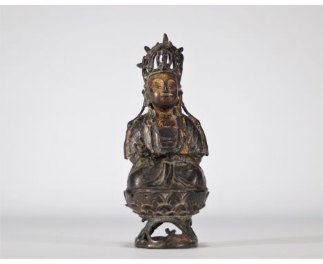 Bronze statue of Guanyin seated on a Lotus flower and the rest of the gilding from the Ming period (æ˜Žæœ) - Weight: 1.16 kg 