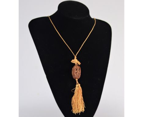 (2) Chinese carved walnut pendants - Weight: 15 g - Shipping available - Region: Chine - Sizes: Divers - At first glance: goo