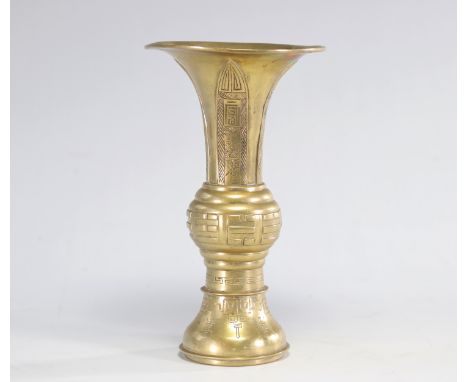 Bronze vase of GU form with archaic style - Weight: 1.06 kg - Shipping available - Region: Chine - Sizes: H 260 mm x D 150 mm