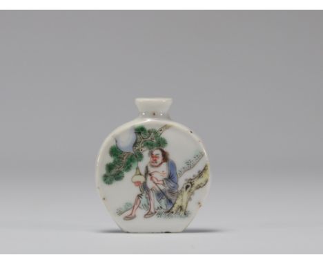 Famille verte porcelain snuffbox decorated with charactersÂ&nbsp; - Weight: 29 g - Shipping available - Region: Chine - Sizes