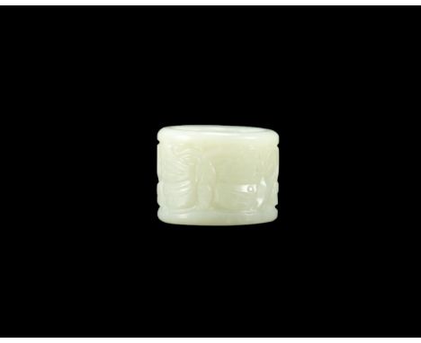 Light green jade archer ring decorated with butterflies - Weight: 30 g - Shipping available - Region: Chine - Sizes: H 25 D 3
