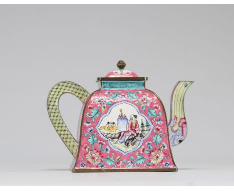 Famille rose enamel teapot decorated with characters - Weight: 410 g - Shipping available - Region: Chine - Sizes: H 120 mm x
