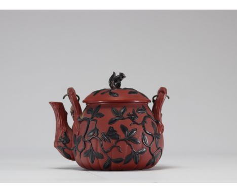 'Yixing' stoneware teapot decorated with butterflies and squirrels from Qing period (æ¸…æœ) - Weight: 500 g - Shipping availa