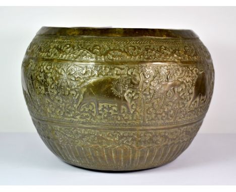 19thC Indian hammered brass planter featuring a tiger hunt. H20cm
