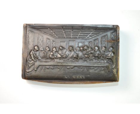 A 19th century pressed horn snuff box decorated with the Last Supper, 8.5 x 5 x 2 cm.