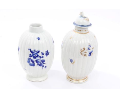 18th century Worcester fluted tea canister and associated cover with painted dry-blue and gilt floral decoration, 16.8cm and 