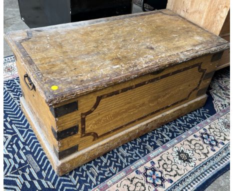 A Victorian rectangular pine trunk with painted simulated grain, width 91cm, depth 46cm, height 42cm
