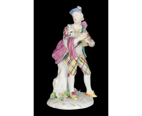 A MID 18TH CENTURY DUESBURY &amp; CO DERBY PORCELAIN FIGURE - A SCOTTISH PIPER 17cm high, patch marked circular base
