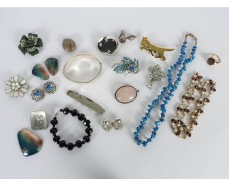 A collection of costume to include a silver hinged bangle, marked 925, a diamante brooch, a silver rose quartz cabochon brooc