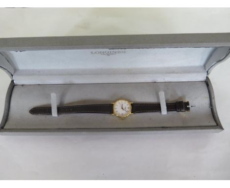 A ladies Longines quartz wristwatch with date - 24mm wide, including button, in running order, generally good with box 