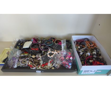 A very large quantity of vintage and modern costume jewellery 