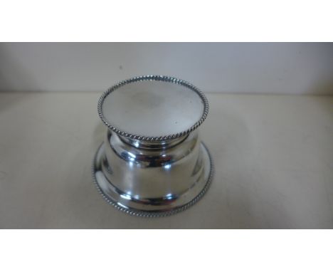 A silver inkwell with liner, London 1908, approx 3.1 troy oz, in good polished condition 