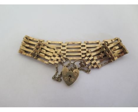 A 9ct gold gate link bracelet, approx 16.5cm long, approx 11.4 grams, in good condition but wear to some of the links 