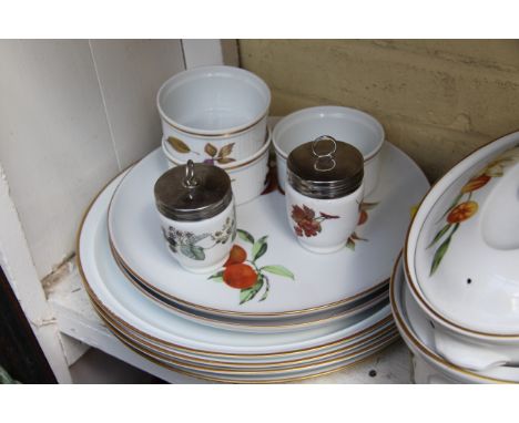 A Wedgwood Cavendish pattern soup tureen and cover; together with small quantity of Royal Worcester Evesham pattern dinner wa