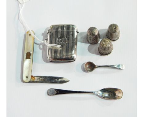 A silver vesta case with engine-turned decoration, hinged top, Birmingham 1912, three silver thimbles, a silver bladed foldin