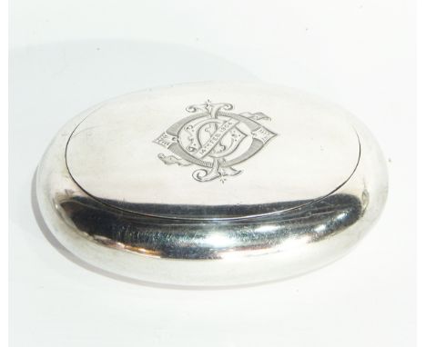 An Edwardian silver oval snuff box with sprung hinged cover, Birmingham 1903, 3oz approx., length 8.5cm 