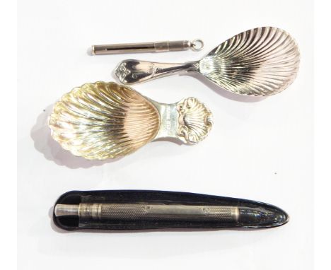 A shell-pattern caddy spoon together another, a silver-cased pen and a silver toothpick (4) 