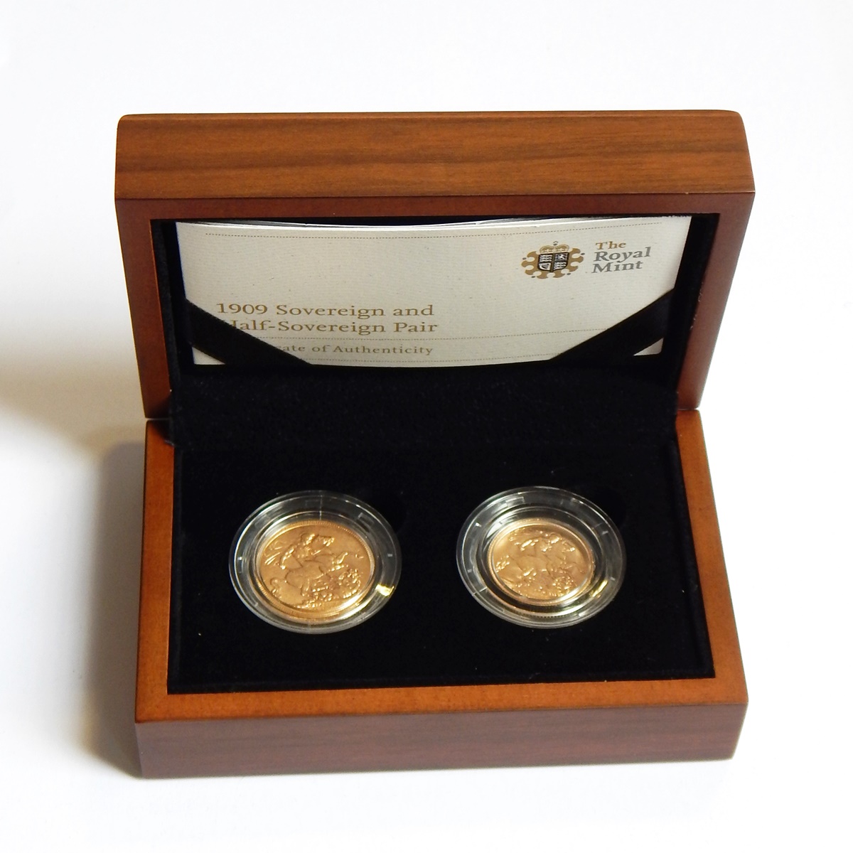 A 1909 sovereign and half sovereign pair, in Royal Mint 