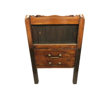 A George III mahogany tray-top commode cabinet, with shutter front, on square legs, height 73 cm, width 47 cm, depth 42 cm.