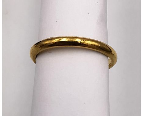 A 22 carat yellow gold D-shape wedding band. Full English hallmarks. Ring size K. Weight 2.67g. 