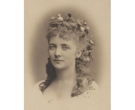Sammlung: von 9 Portrait-Photogr. (davon 8 auf Photokart. aufgez.) in versch. Formaten, tls. mit hs. Widm. bzw. Unterschr. Ca