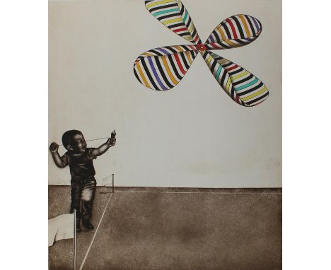 Nagel, Peter: (1941 Kiel). Kleiner Junge mit bunt-gestreiftem Propeller. Farbaquatinta, (19)71. Plgr. ca. 60 x 50 cm. Blgr. 8
