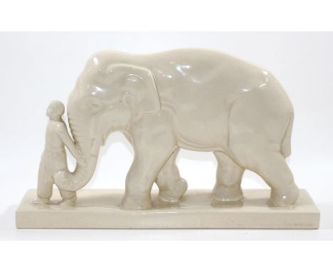 Elefant mit Führer: Bodenmarke L &amp; V Keram. Warscheinlich um 1930. Ein großer Elefant mit seinem Führer, heller Keramiksc