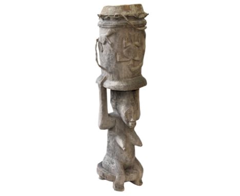 Trommel der Dogon: Mali. Sitzende weibliche Ahnenfigur, auf dem Kopf eine Trommel mit Zoomorphen Schnitzereien tragend. H: 94