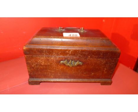 A Victorian mahogany tea caddy (af)