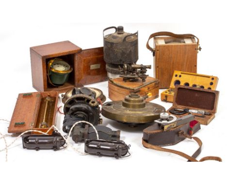 A SMALL COLLECTION OF ENGINEER'S TOOLS AND EQUIPMENT to include a Venner timeswitch gauge, a vintage compass with brass mount