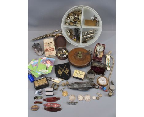 MIXED COLLECTABLES to include vintage compass, small quantity of coinage, railway uniform buttons and badges and a quantity o