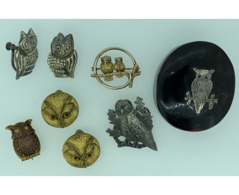 OWL JEWELLERY and an inset owl tortoise shell lidded box to include a two tone 9ct gold circular brooch showing two owls seat