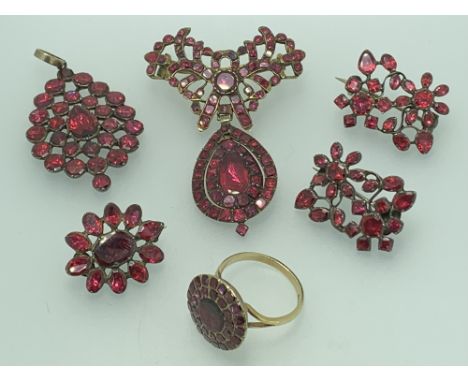 A SUITE OF 19TH CENTURY FOIL BACKED GARNET JEWELLERY including a circular set 9ct gold ring, size Mid Q - R, metal backed bow