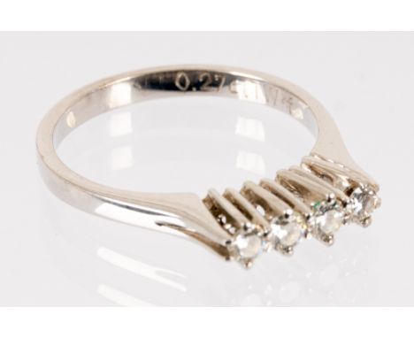 Zeitlos eleganter 18K Weißgold-Ring, Ringinnendurchmesser ca. 17 mm, mit vier einzeln gefassten Brillanten von zusammen ca. 0