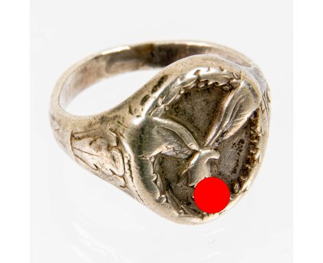 Ring eines Angehörigen der deutschen Luftwaffe, 835er Silber, getragener Erhalt. Ringinnendurchmesser ca. 19 - 20 mm.