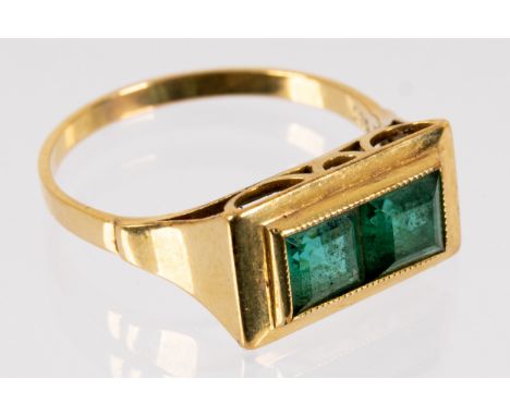 585er Gelbgold-Unisex-Ring mit grünem Farbsteinbesatz, ca. 2,5 gr. brutto, Ringinnendurchmesser ca. 17 - 18 mm, 2. Viertel 20