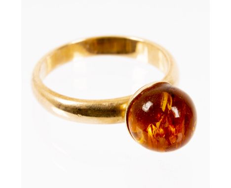 14 K Gelbgold-Ring mit "Bernsteinperle" besetzt. Ringinnendurchmesser ca. 17 mm, ca. 5 gr. brutto.
