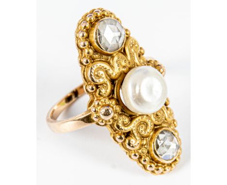Antiker 14 K Gelbgoldring, Historismus um 1860/80, ungepunzt/geprüft, Baguetteform, aufwändiger teils plastischer Dekor, mit 