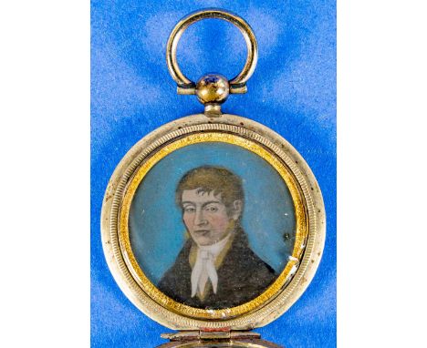 Runder Medaillon-Anhänger, vergoldeter Metallkorpus, aufklappbar; innen hinter Glas gerahmtes Portrait eines jungen Mannes. A
