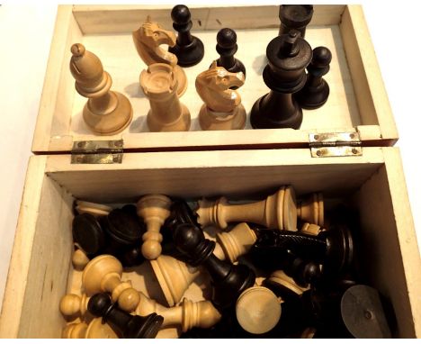 Boxed complete set of carved wooden chess pieces. P&amp;P Group 1 (£14+VAT for the first lot and £1+VAT for subsequent lots) 
