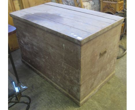 Vintage pine trunk or corn bin with carrying handles. (B.P. 24% incl. VAT)