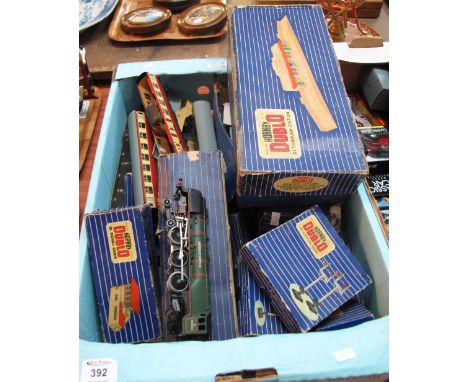 Tray of mainly vintage Hornby, Dublo, Meccano items to include D1 through station, D2 signal, D3 junction signal, D1 signal c