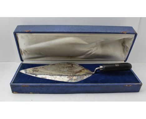  A SILVER PLATED PRESENTATION TROWEL IN CASE, the blade inscribed "Les Anciens d'Haubourdin" and various signatures, ebony ha