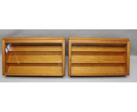 A PAIR OF 20TH CENTURY CRAFTSMAN BUILT BEECH TABLE TOP DISPLAY CASES, each having three internal display shelf steps and angl