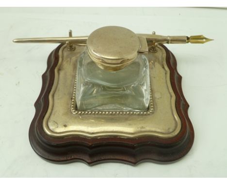A VICTORIAN DESIGN SILVER MOUNTED INKWELL STAND, with glass inkwell and silver dip pen, 10cm 