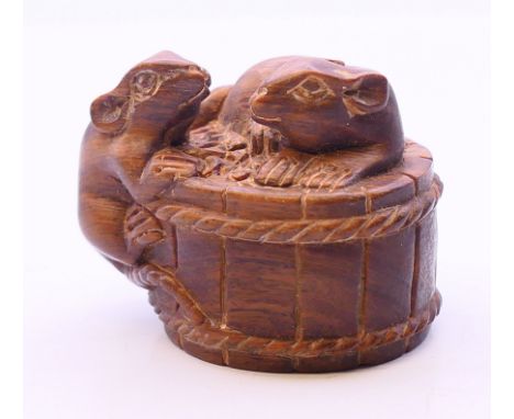 A netsuke formed as two rats on a barrel. 3.5 cm high.